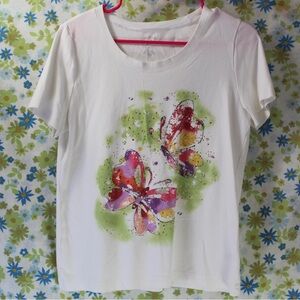 Cute butterfly graphic t-shirt White stag white t shirt women’s medium